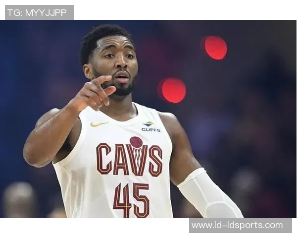 米切尔半场表现亮眼12投7中斩获17分6篮板2助攻且零失误正负值高达19