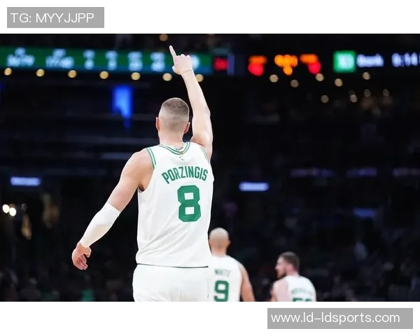 杰伦布朗半场表现全面9分9板6助助力球队攻防两端